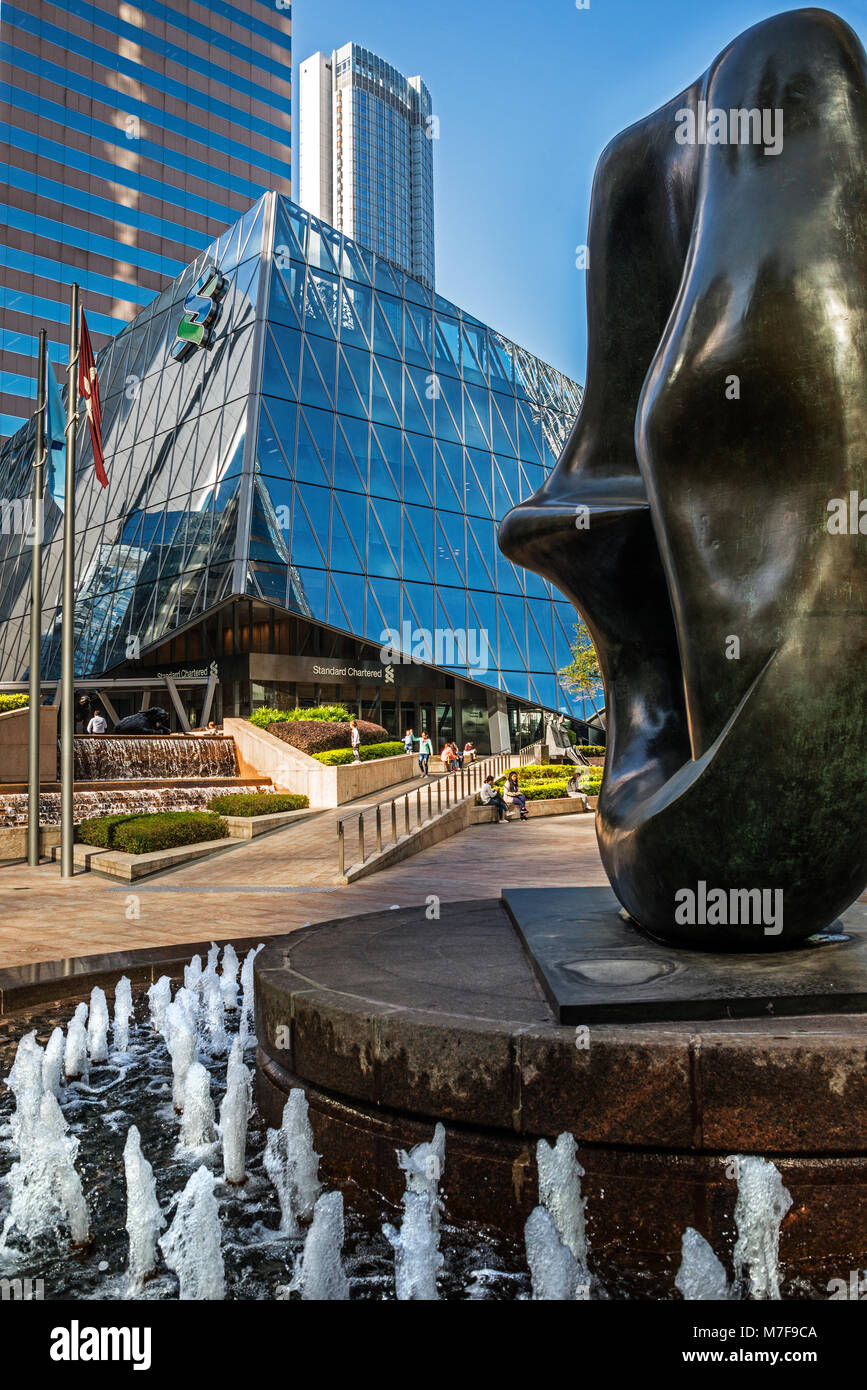 Exchange Square Plaza avec le Forum et Henry Moore sculpture, Hong Kong Banque D'Images