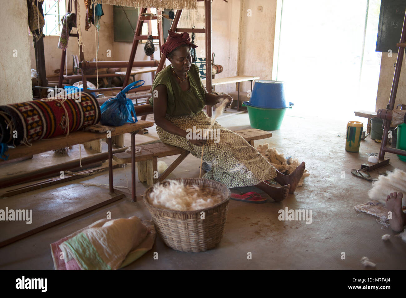 Une femme tourne la laine qui est utilisée pour faire des tapis. Ségou, Mali, Afrique de l'Ouest. Banque D'Images