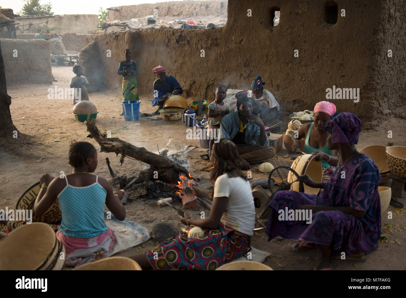 Dans un petit village près de Ségou, Mali, Afrique de l'Ouest, tout le monde fait leurs revenus en décorant les calebasses. Banque D'Images