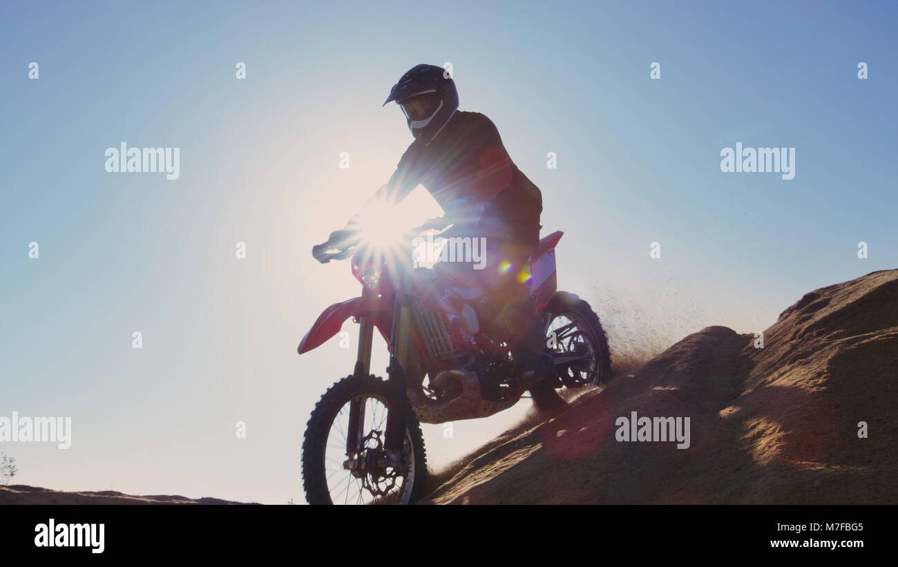 L'Angle faible avec des professionnels le pilote moto Motocross chasse la  dune et le bas du terrain Photo Stock - Alamy