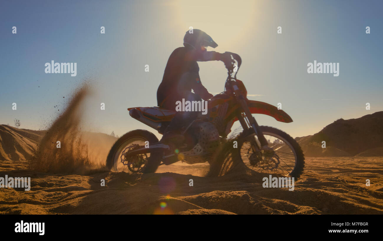 Motocross FMX pilote moto professionnel lecteurs dans des cercles sur la carrière de déserte hors route. Banque D'Images