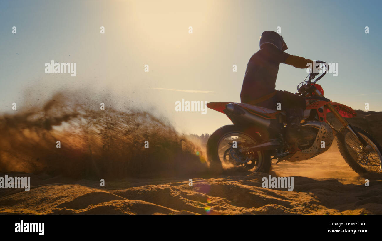 Motocross FMX pilote moto professionnel lecteurs dans des cercles sur la carrière de déserte hors route. Banque D'Images