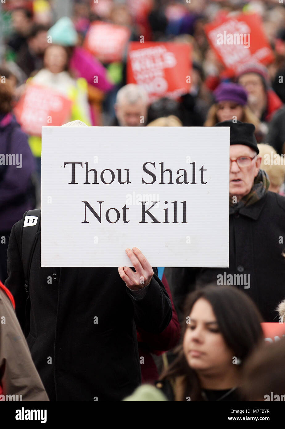 Des manifestants anti-avortement mars à Dublin pour faire campagne pour le Huitième amendement de la constitution pour être conservé dans le référendum de cet été. Banque D'Images