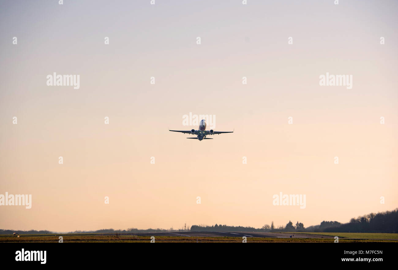 Boeing 737 de Transavia décolle dans l'aéroport de Nantes Atlantique, France Banque D'Images