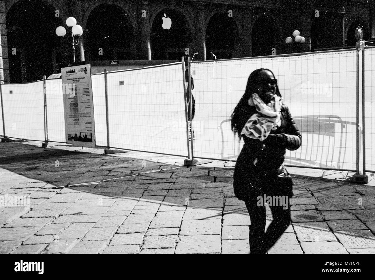 Origine africaine jeune femme marchant devant l'Apple Store de la Piazza della Repubblica, Florence Italie Banque D'Images