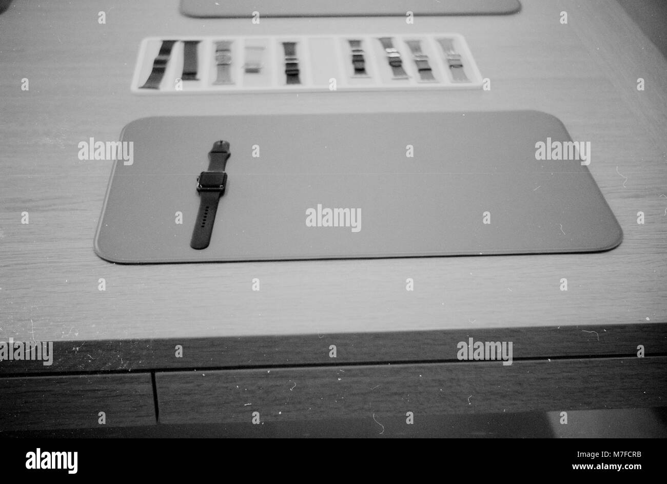 Regarder la série 3 Apple Apple Store exposée à la Piazza della Repubblica, Florence Italie Banque D'Images