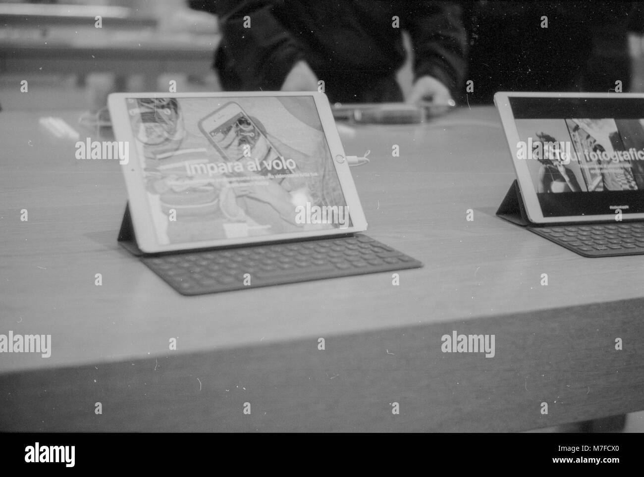 Apple iPad Apple Store Pro exposée à la Piazza della Repubblica, Florence Italie Banque D'Images