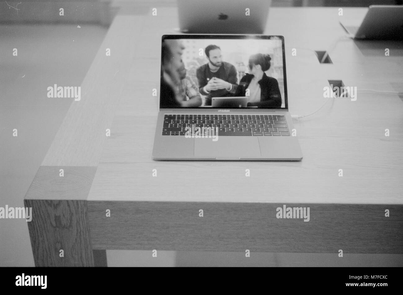 Ensemble complet avec clavier Apple Pro iPad Apple Store exposée à la Piazza della Repubblica, Florence Italie montrant les solutions e-learning en italien langu Banque D'Images