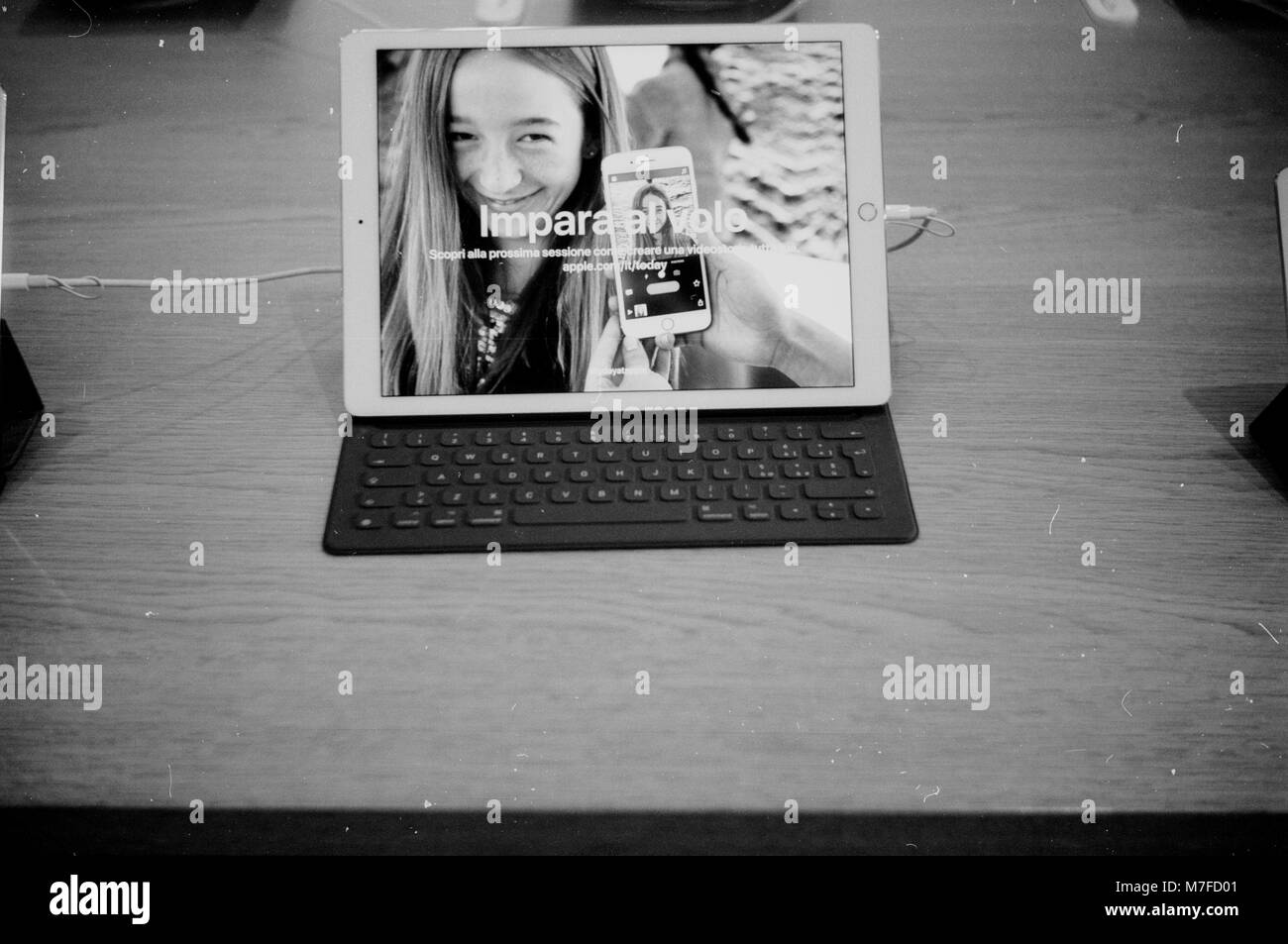 Ensemble complet avec clavier Apple Pro iPad Apple Store exposée à la Piazza della Repubblica, Florence Italie montrant les solutions e-learning en italien langu Banque D'Images