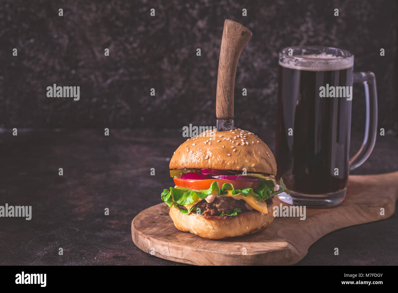 Hamburger et de la bière avec de l'espace Banque D'Images