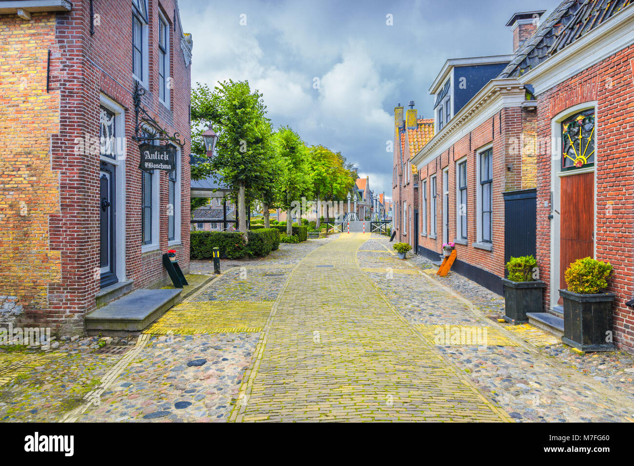 Nieuwstad, Hindeloopen, province de Frise, municipalité de Súdwest Fryslân, Pays-Bas, le 3 septembre 2017 : Vue de maisons historiques le long de Nieuwstad Banque D'Images