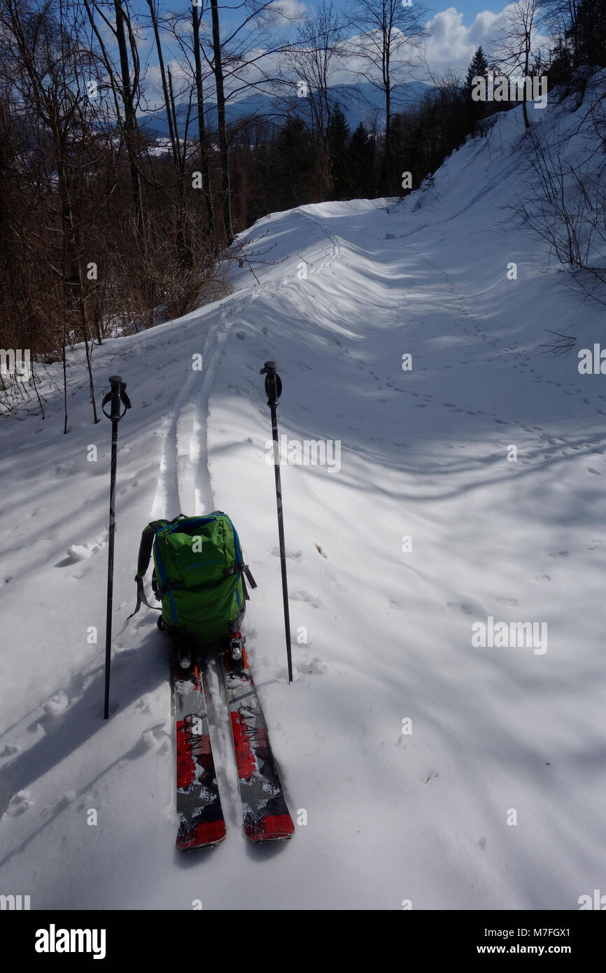 Une paire de skis de randonnée sur une piste de ski en bois avec sac à dos. La Slovénie. Banque D'Images