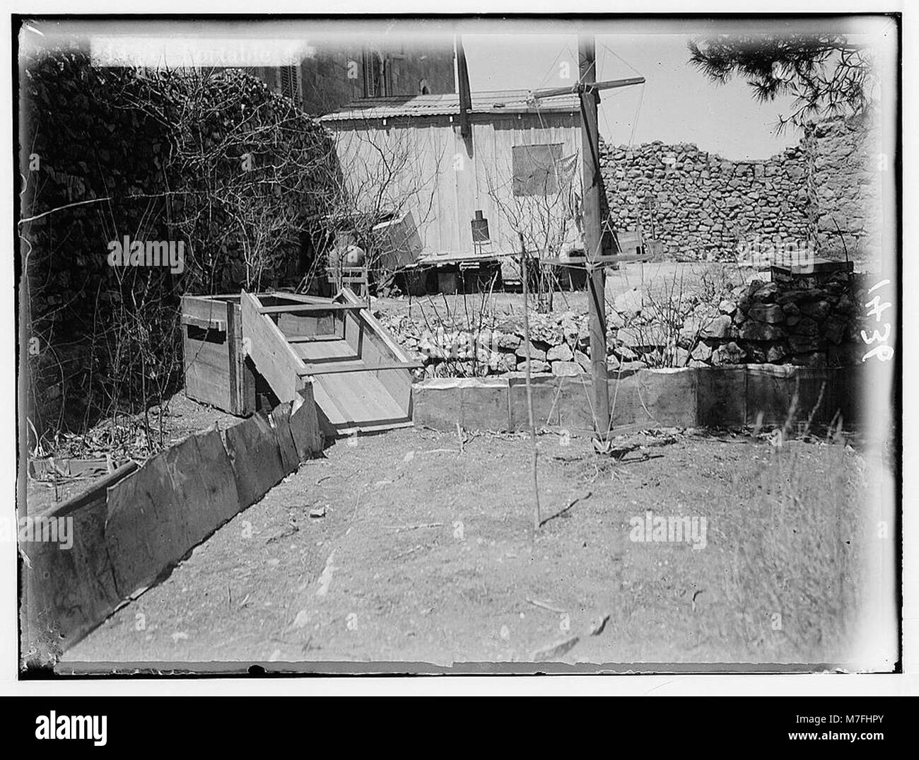 Le terrible fléau des sauterelles en Palestine, mars-juin 1915. Au-dessus du sol portable LOC.00138 matpc piège Banque D'Images