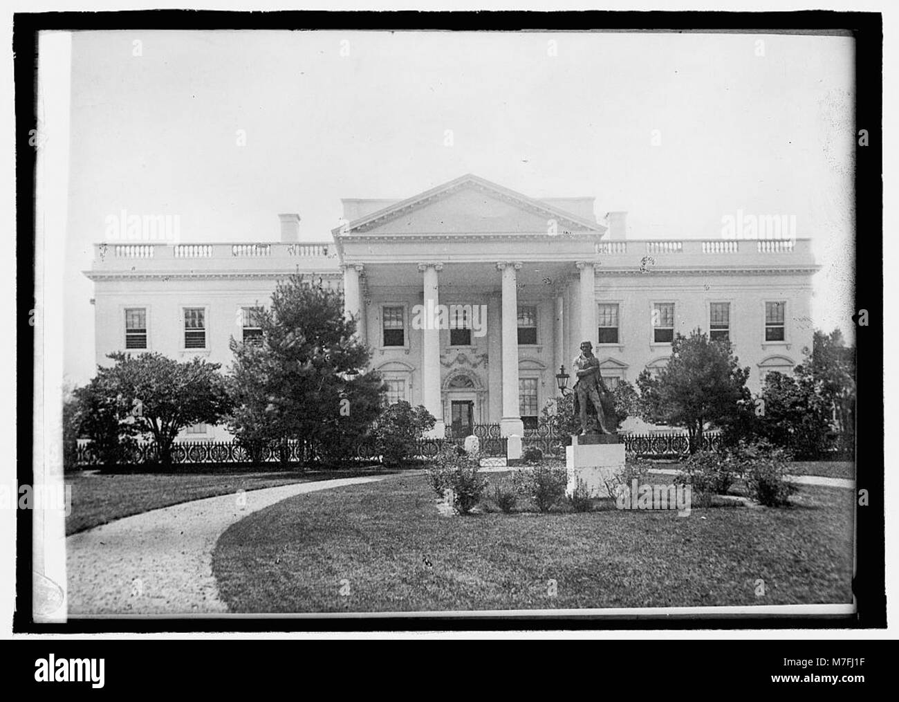 Une image historique montrant la Maison Blanche pendant l'administration d'Abraham Lincoln, avec une statue de Thomas Jefferson dans la rotonde du Capitole. Banque D'Images