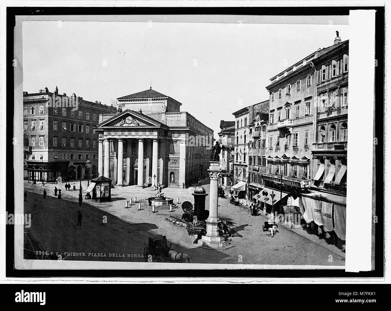 Une photographie du lieu d'échange à Trieste, en Autriche, montrant l'importance architecturale et sociale de la région. Banque D'Images