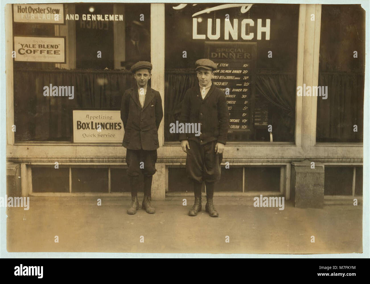 Deux garçons de 15 ans employés par Westinghouse Electric Co. rentrent chez eux après une journée de travail, mettant en valeur le travail des enfants au début du XXe siècle. Banque D'Images