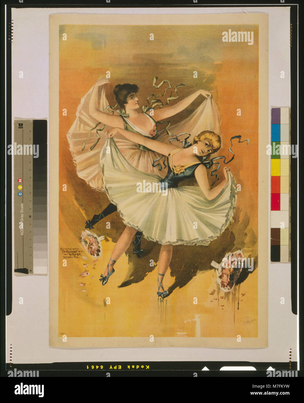 Ballerines femme blonde, deux à l'avant avec brunette woman derrière RCAC2014636778 Banque D'Images