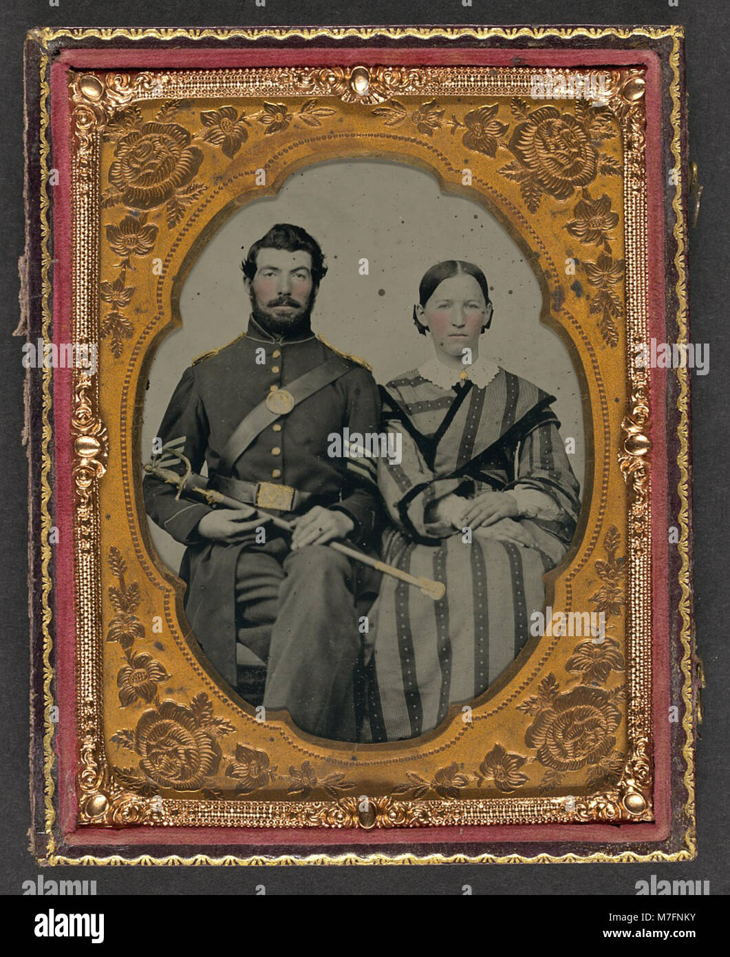 Photographie d'un soldat non identifié dans un uniforme de sergent de l'Union, tenant une épée de modèle 1840 NCO, à côté d'une femme non identifiée. Banque D'Images