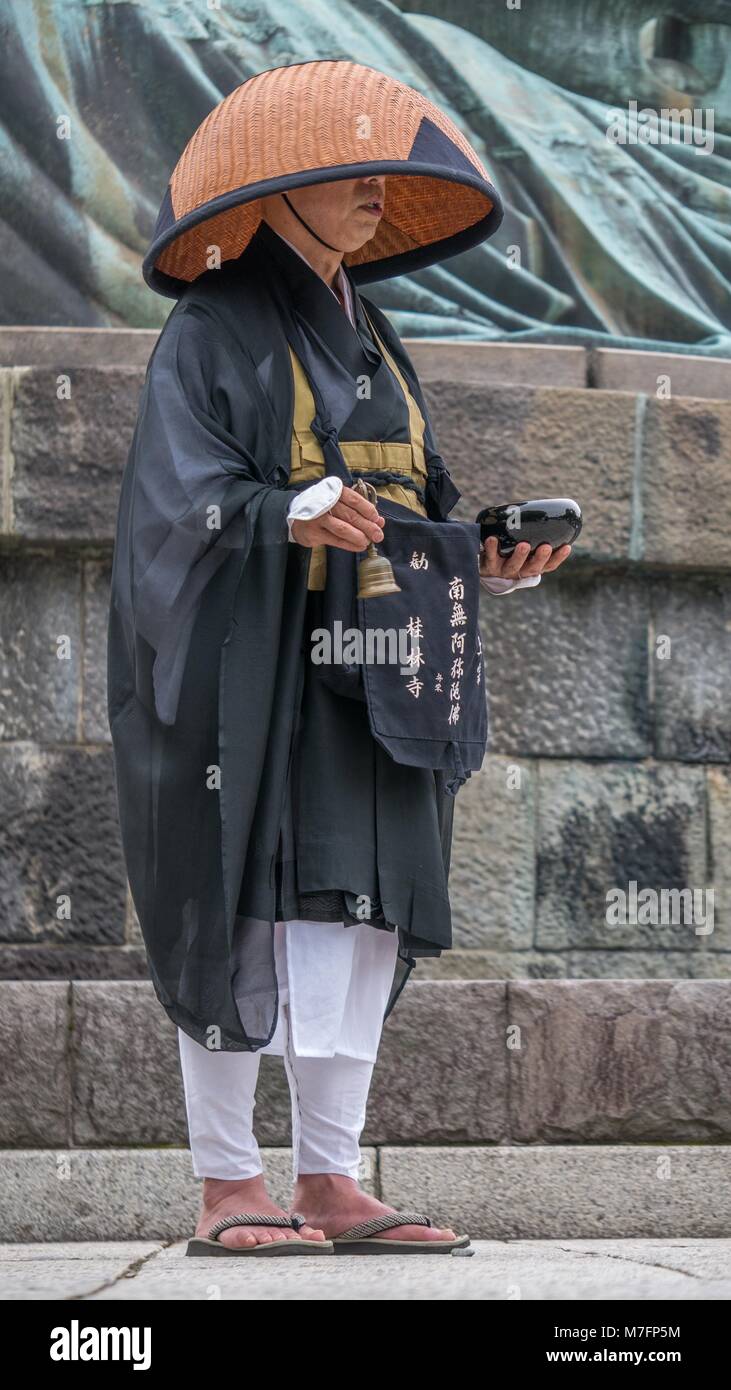 Pèlerin bouddhiste japonais vêtus de chapeau de paille en forme de bol  traditionnel, noir et des robes blanches, debout devant le Bouddha de  Kamakura cloche qui sonne Photo Stock - Alamy