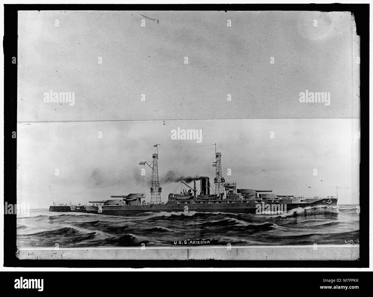 Une photographie de l'USS Arizona, un cuirassé américain qui a été coulé lors de l'attaque de Pearl Harbor en 1941, représentant un moment charnière dans l'histoire militaire américaine. Banque D'Images