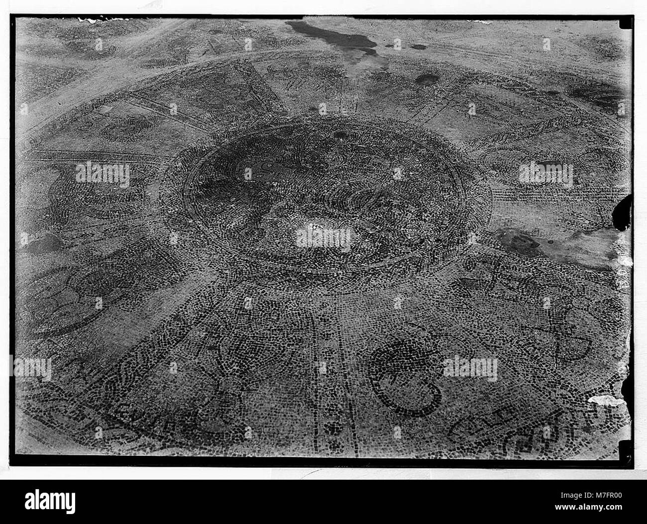 Une étude archéologique d'un sol en mosaïque trouvé à Beth Alpha, avec les signes du zodiaque. La pièce est d'un intérêt historique significatif, montrant l'artisanat ancien et le symbolisme du zodiaque. Banque D'Images