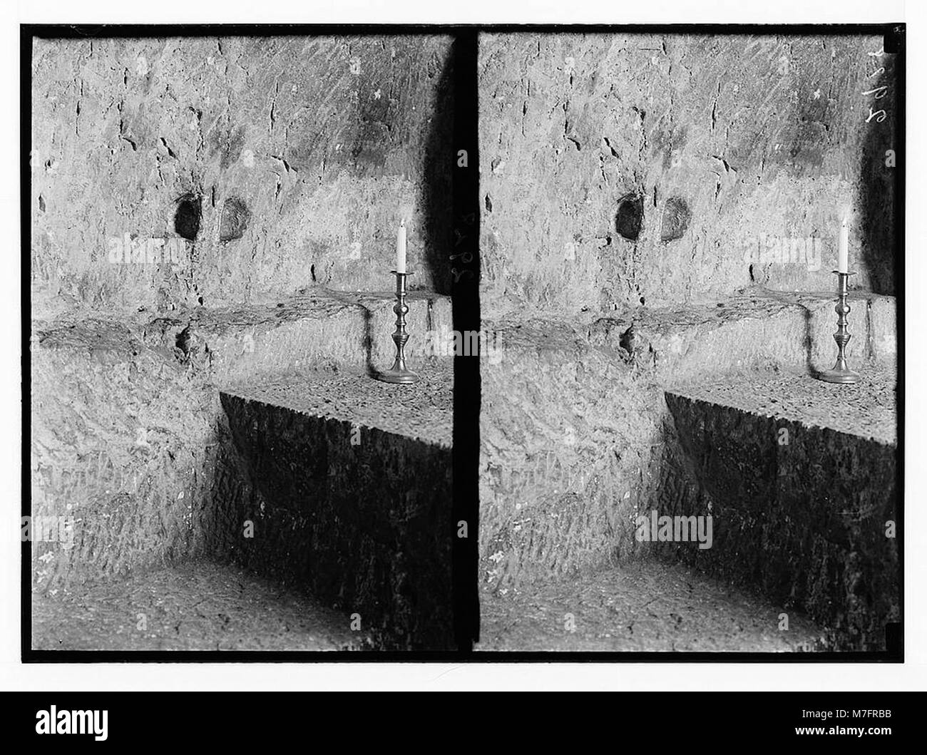 Cette image détaille la prison de l'Antonia le long de la via Dolorosa, importante dans des contextes chrétiens et historiques. Il capture les caractéristiques architecturales, y compris les trous de cravate qui faisaient partie de l'ancienne structure. Banque D'Images