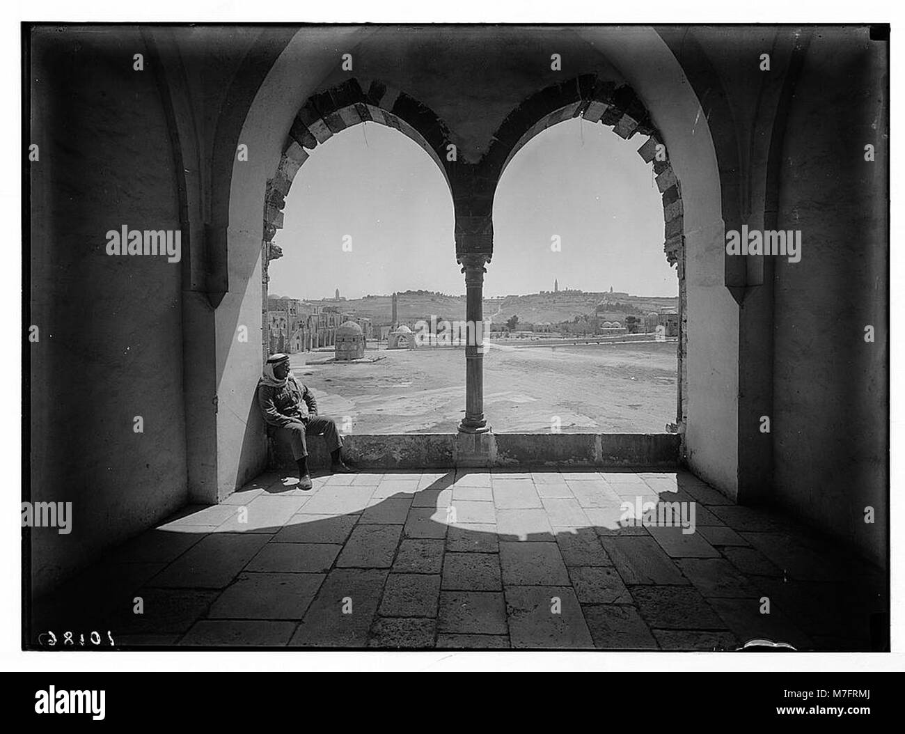Une vue du mont Olivet à travers les arches du Conseil suprême musulman, montrant la beauté architecturale et la signification religieuse du site. Banque D'Images