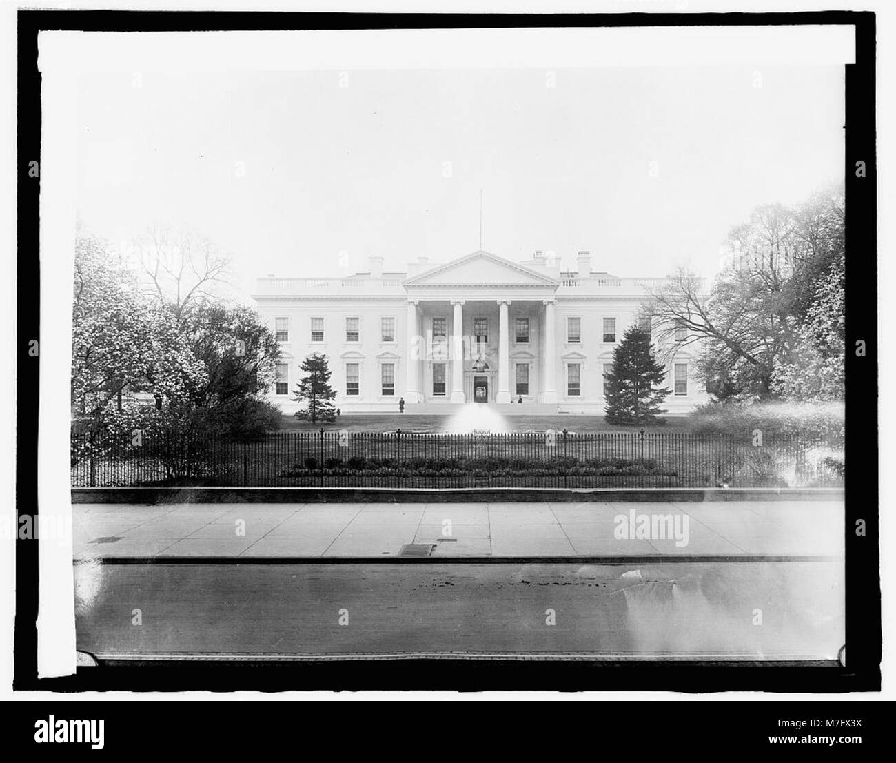 Une image historique de la Maison Blanche, située à Washington, DC, mettant en valeur l'architecture emblématique et l'importance de la résidence et du bureau exécutif. Banque D'Images Une image historique de la Maison Blanche, située à Washington, DC, mettant en valeur l'architecture emblématique et l'importance de la résidence et du bureau exécutif. Banque D'Images