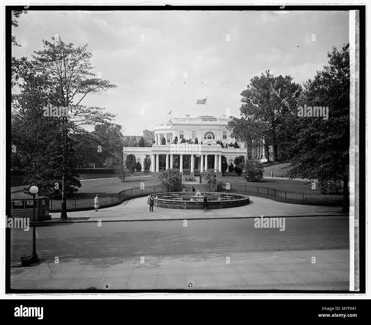 Cette image présente la Maison Blanche à Washington, D.C., résidence officielle et lieu de travail du président des États-Unis, en capturant ses caractéristiques architecturales historiques et son importance. Banque D'Images Cette image présente la Maison Blanche à Washington, D.C., résidence officielle et lieu de travail du président des États-Unis, en capturant ses caractéristiques architecturales historiques et son importance. Banque D'Images