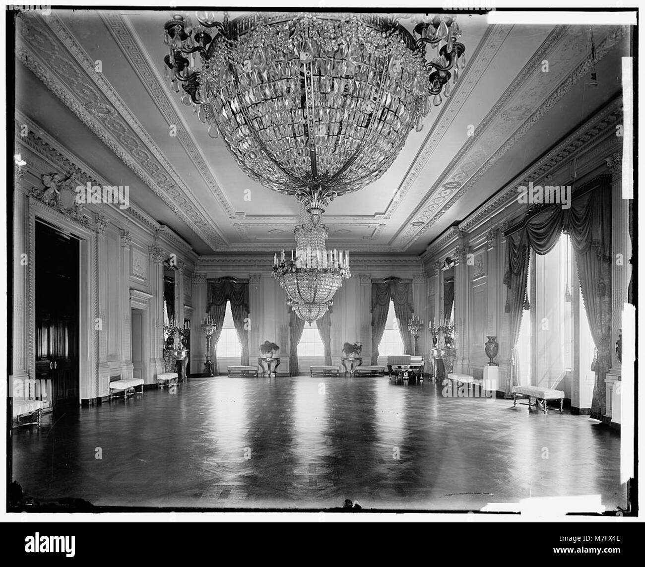 Cette photographie montre la salle est de la Maison Blanche, la plus grande pièce du bâtiment. L'espace est connu pour accueillir des événements officiels, des cérémonies présidentielles et des rassemblements sociaux. Banque D'Images Cette photographie montre la salle est de la Maison Blanche, la plus grande pièce du bâtiment. L'espace est connu pour accueillir des événements officiels, des cérémonies présidentielles et des rassemblements sociaux. Banque D'Images