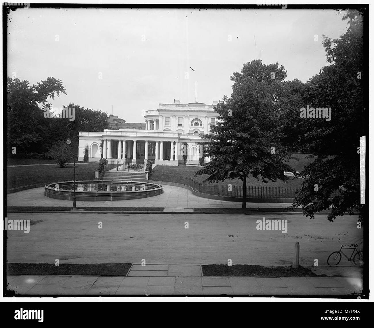 L'entrée est de la Maison Blanche, une caractéristique importante de la résidence présidentielle à Washington, D.C. cette zone est significative à la fois architecturalement et historiquement comme un point d'accès clé à la Maison Blanche. Banque D'Images L'entrée est de la Maison Blanche, une caractéristique importante de la résidence présidentielle à Washington, D.C. cette zone est significative à la fois architecturalement et historiquement comme un point d'accès clé à la Maison Blanche. Banque D'Images