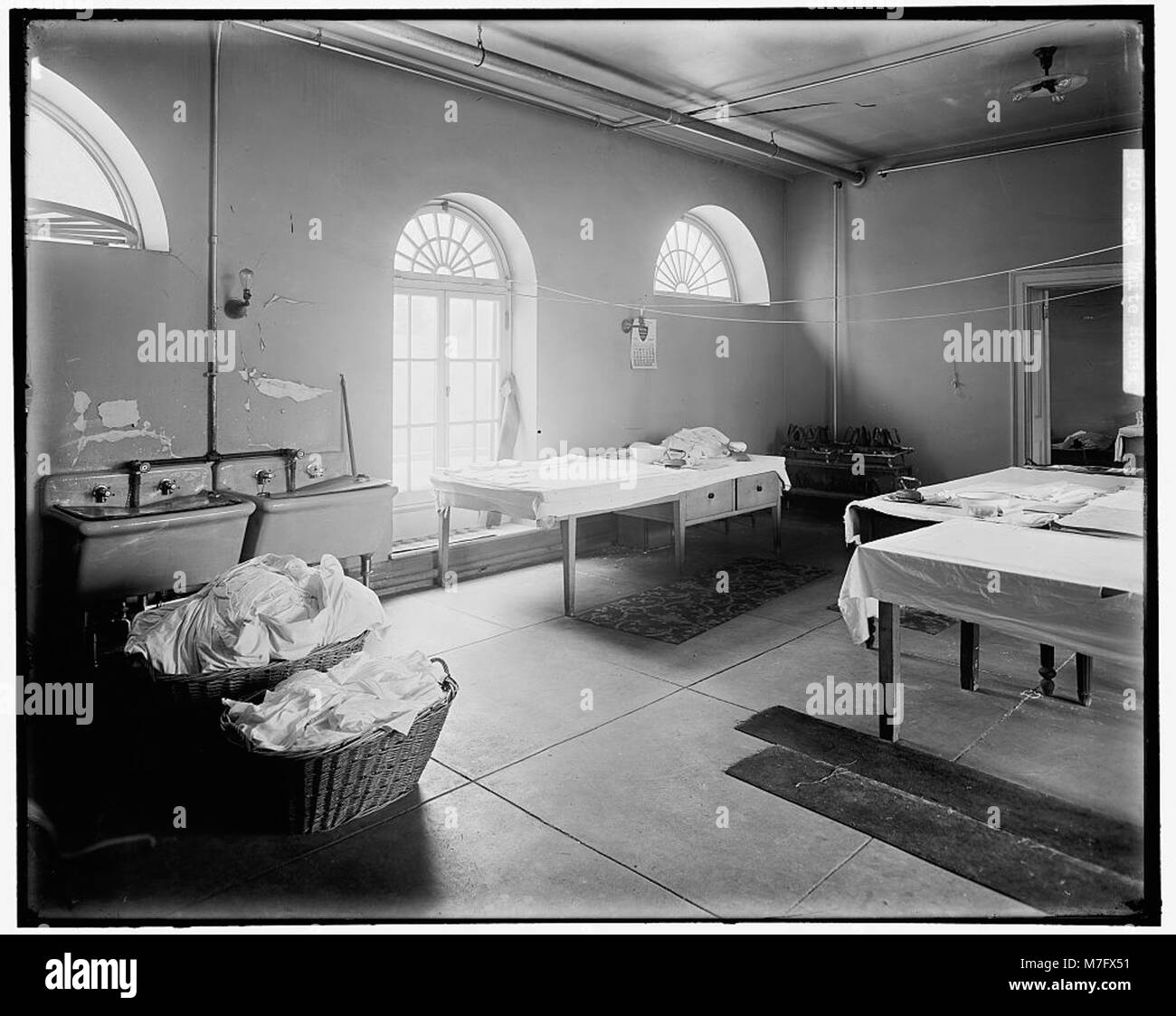 L'image représente la blanchisserie de la Maison Blanche, offrant un aperçu des opérations en coulisses de la résidence présidentielle américaine. Banque D'Images L'image représente la blanchisserie de la Maison Blanche, offrant un aperçu des opérations en coulisses de la résidence présidentielle américaine. Banque D'Images