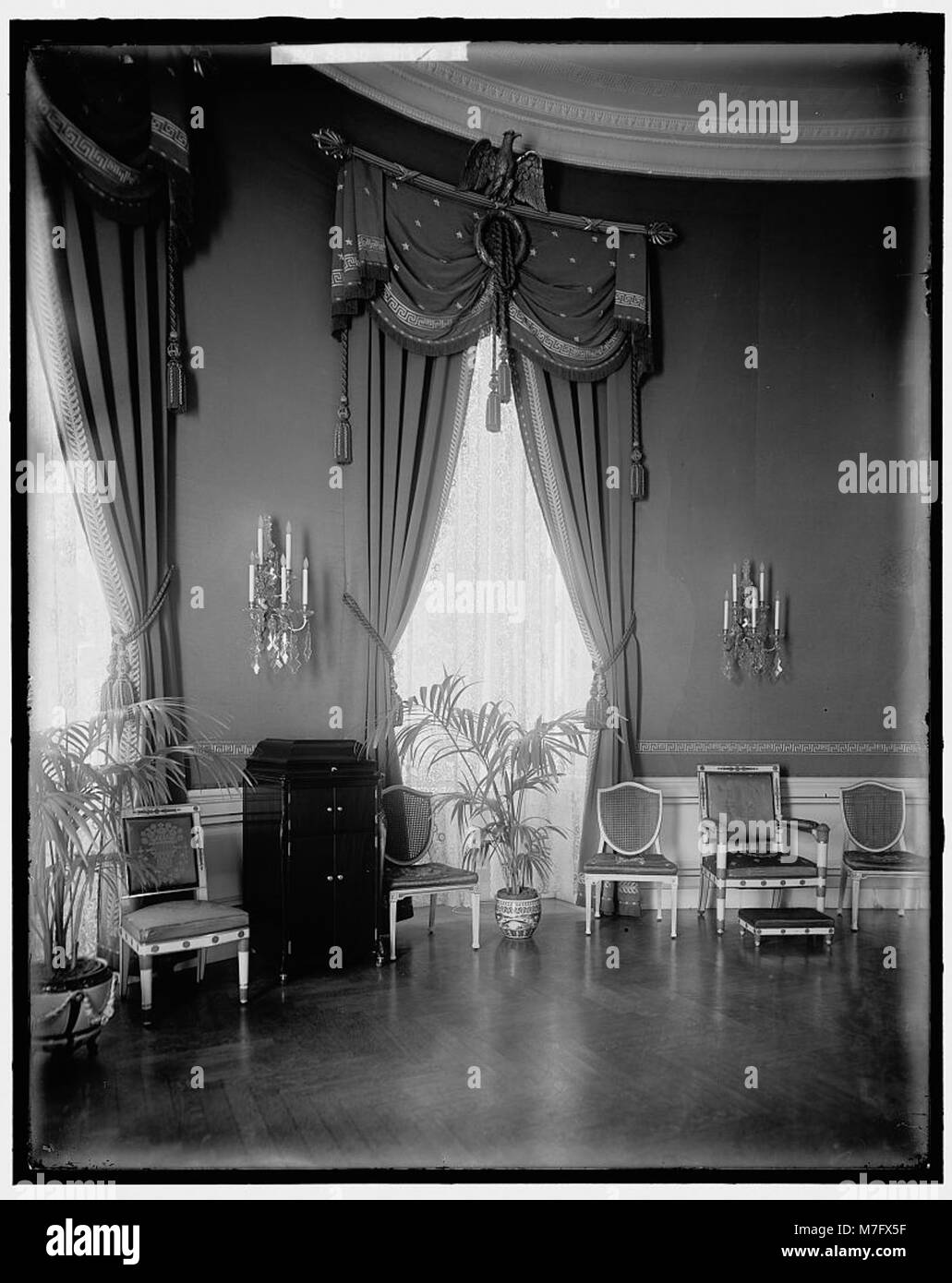 Une vue intérieure de la salle bleue de la Maison Blanche, mettant en valeur son design et son importance historique en tant qu'espace clé de la résidence présidentielle américaine. Banque D'Images Une vue intérieure de la salle bleue de la Maison Blanche, mettant en valeur son design et son importance historique en tant qu'espace clé de la résidence présidentielle américaine. Banque D'Images