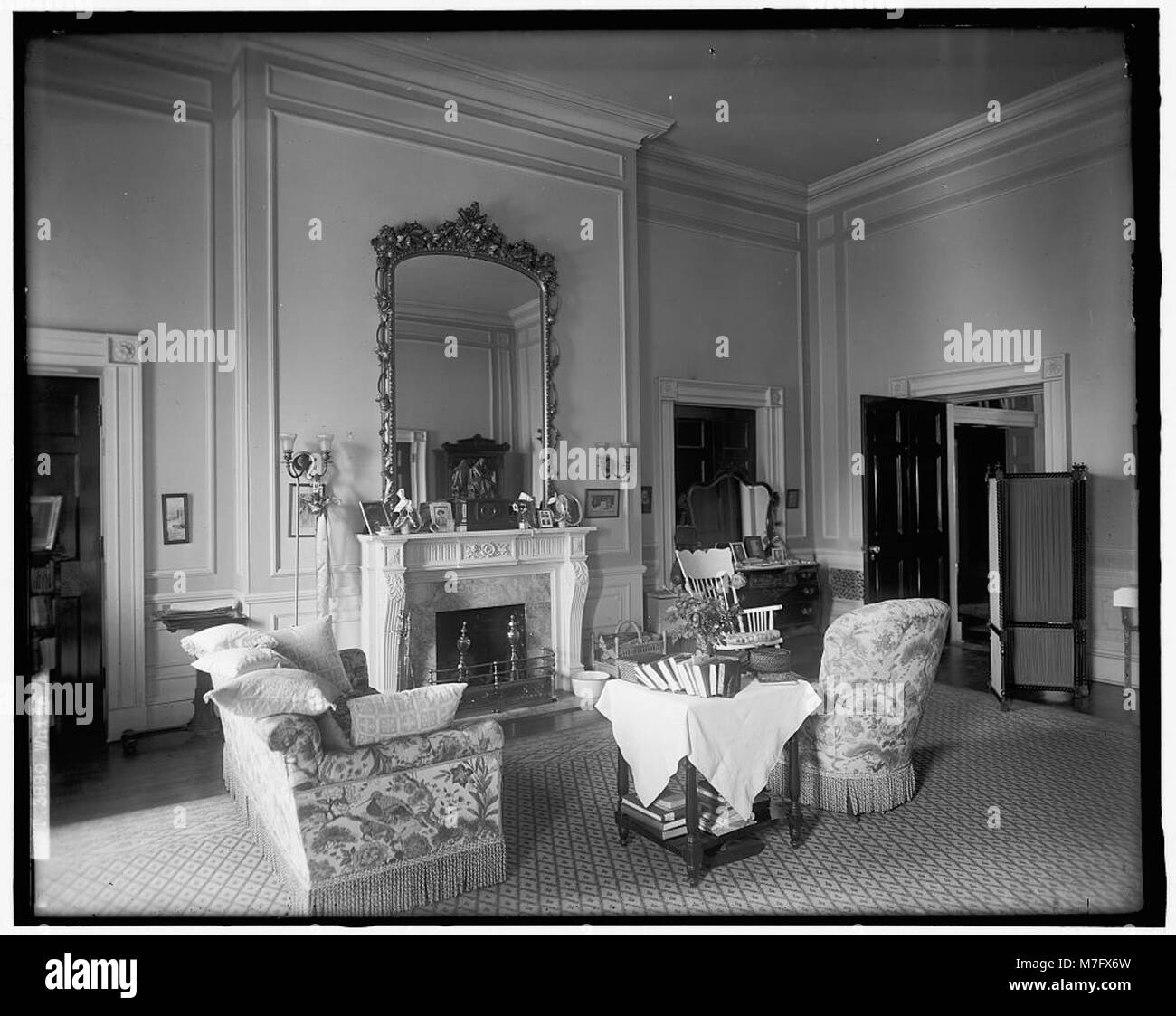 Cette image capture les quartiers d'habitation de la Maison Blanche, offrant un aperçu des espaces privés de la résidence présidentielle américaine, soulignant l'importance de ces espaces dans la vie quotidienne des dirigeants américains. Banque D'Images Cette image capture les quartiers d'habitation de la Maison Blanche, offrant un aperçu des espaces privés de la résidence présidentielle américaine, soulignant l'importance de ces espaces dans la vie quotidienne des dirigeants américains. Banque D'Images