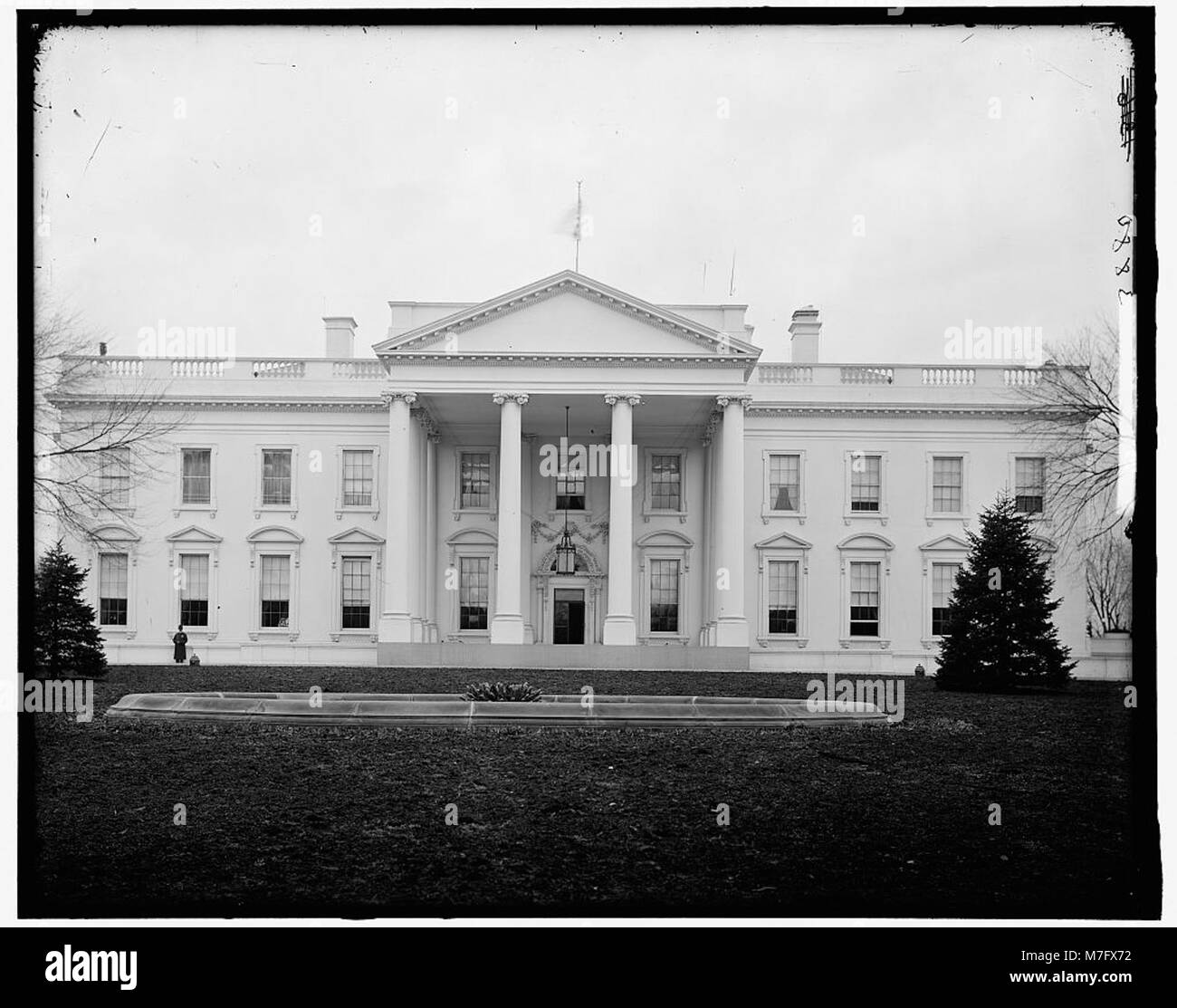 Photographie du côté nord de la Maison Blanche, résidence officielle et lieu de travail du président des États-Unis. L'image capture la conception architecturale classique et les jardins environnants. Banque D'Images Photographie du côté nord de la Maison Blanche, résidence officielle et lieu de travail du président des États-Unis. L'image capture la conception architecturale classique et les jardins environnants. Banque D'Images