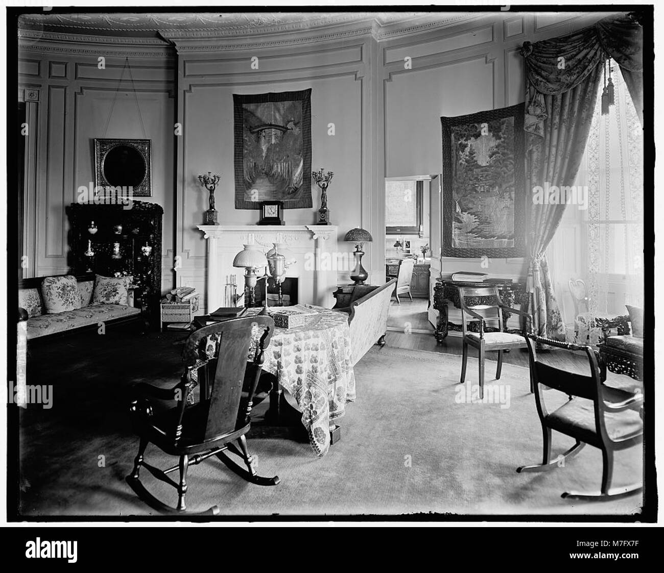 Cette photographie montre la bibliothèque privée du président américain située à la Maison Blanche. La chambre reflète l'environnement historique et intellectuel de la résidence présidentielle. Banque D'Images Cette photographie montre la bibliothèque privée du président américain située à la Maison Blanche. La chambre reflète l'environnement historique et intellectuel de la résidence présidentielle. Banque D'Images