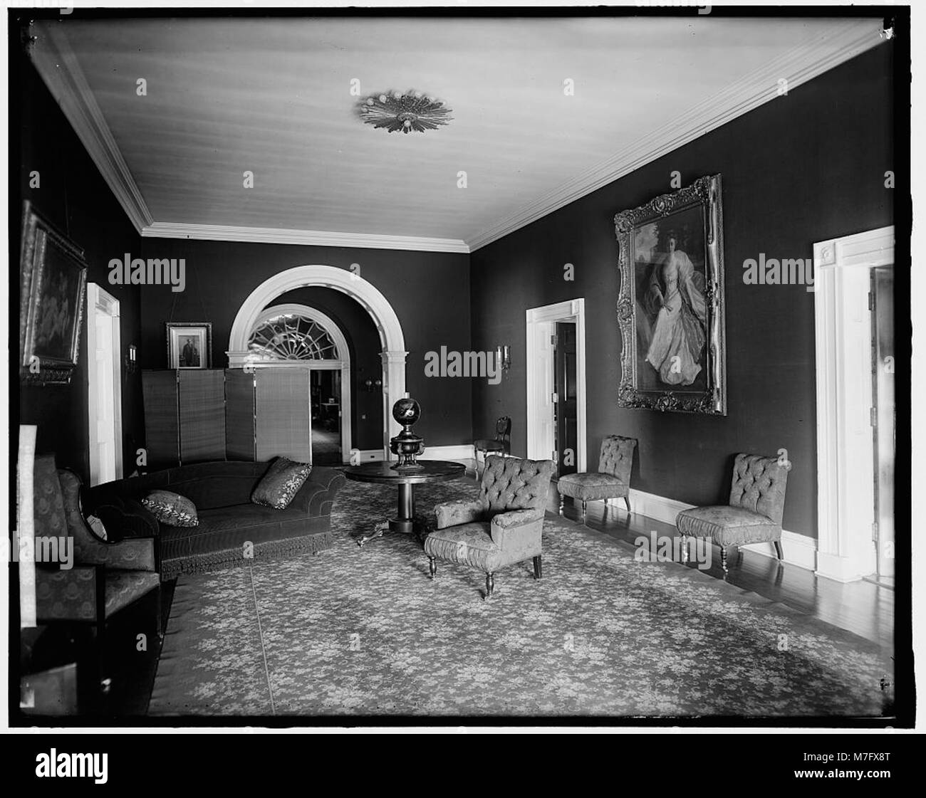 Le West Sitting Room de la Maison Blanche, une salle emblématique utilisée pour diverses réunions et événements présidentiels. Connu pour son design classique et son importance historique, il est un espace central dans la résidence présidentielle. Banque D'Images Le West Sitting Room de la Maison Blanche, une salle emblématique utilisée pour diverses réunions et événements présidentiels. Connu pour son design classique et son importance historique, il est un espace central dans la résidence présidentielle. Banque D'Images