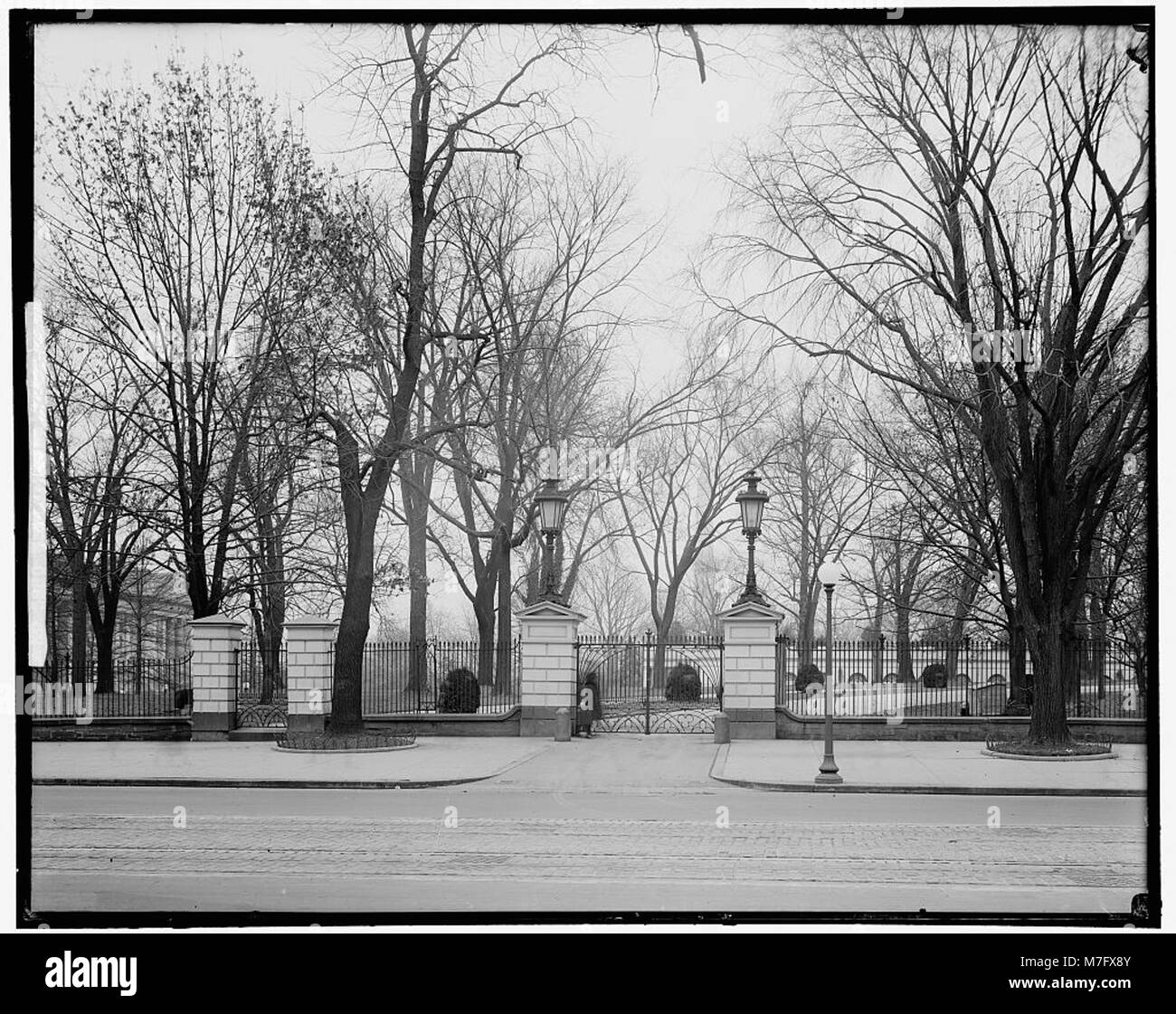 Les portes de la Maison Blanche, capturées dans une photographie historique. Cette image met en valeur l'entrée emblématique de la résidence officielle du président des États-Unis, mettant en valeur sa conception architecturale et ses caractéristiques de sécurité. Banque D'Images Les portes de la Maison Blanche, capturées dans une photographie historique. Cette image met en valeur l'entrée emblématique de la résidence officielle du président des États-Unis, mettant en valeur sa conception architecturale et ses caractéristiques de sécurité. Banque D'Images