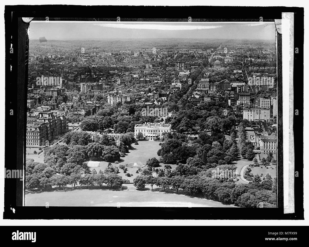 Cette image montre la Maison Blanche vue depuis le Washington Monument, offrant une vue dégagée sur la résidence présidentielle emblématique et ses environs à Washington, DC Banque D'Images Cette image montre la Maison Blanche vue depuis le Washington Monument, offrant une vue dégagée sur la résidence présidentielle emblématique et ses environs à Washington, DC Banque D'Images