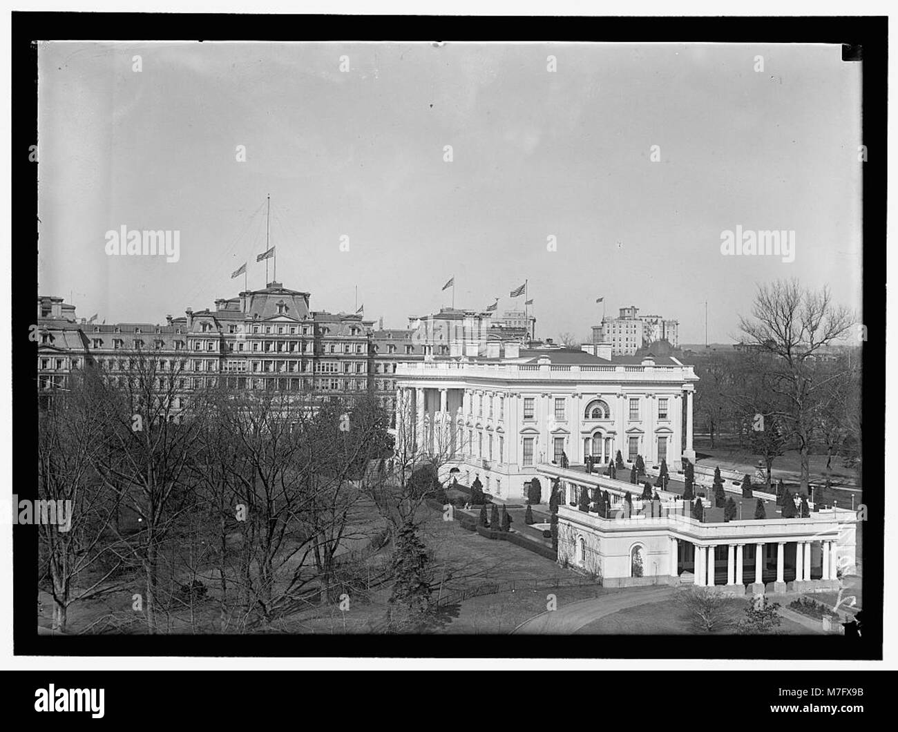 Cette photographie montre la Maison Blanche vue du sud-est, offrant une vue distincte de la résidence présidentielle emblématique des États-Unis. Banque D'Images Cette photographie montre la Maison Blanche vue du sud-est, offrant une vue distincte de la résidence présidentielle emblématique des États-Unis. Banque D'Images