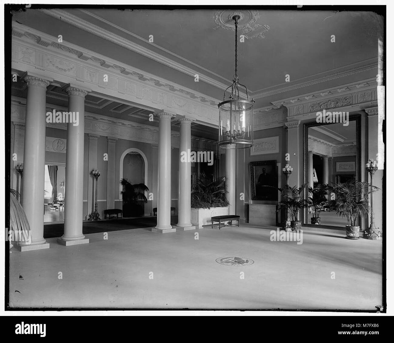 Une photographie de la Maison Blanche à Washington, DC, capturant le bâtiment emblématique en tant que résidence et bureau du président des États-Unis, symbolisant le gouvernement et l'histoire américains. Banque D'Images Une photographie de la Maison Blanche à Washington, DC, capturant le bâtiment emblématique en tant que résidence et bureau du président des États-Unis, symbolisant le gouvernement et l'histoire américains. Banque D'Images