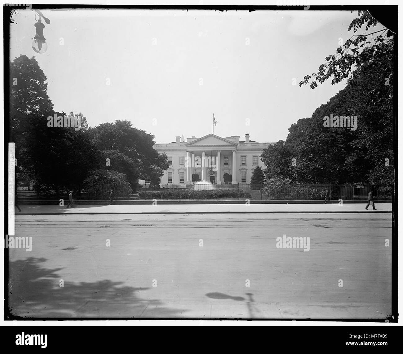 Une photographie de la Maison Blanche, résidence officielle et lieu de travail du président des États-Unis, capturant sa grandeur architecturale et son statut emblématique. Banque D'Images Une photographie de la Maison Blanche, résidence officielle et lieu de travail du président des États-Unis, capturant sa grandeur architecturale et son statut emblématique. Banque D'Images