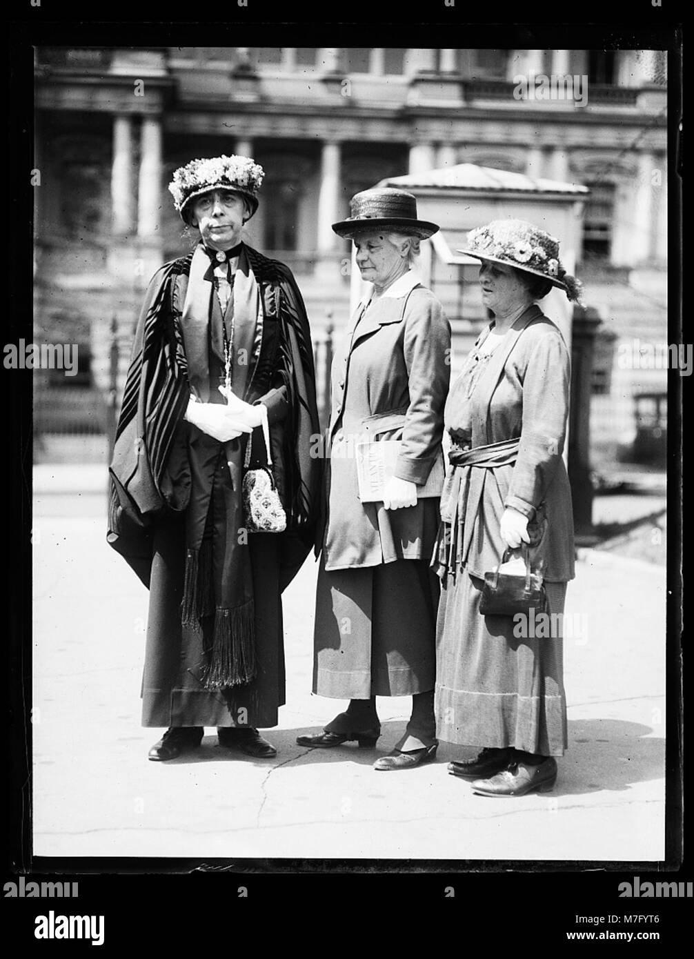 Les femmes, de l'État, de la guerre et de la Marine Building en arrière-plan. Washington, D.C. RCAC2016863120 Banque D'Images