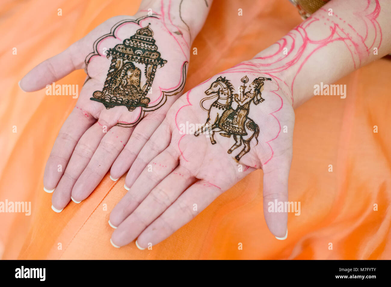 Modèles Mehndi sur main de mariée pour mariage sikh indien Banque D'Images