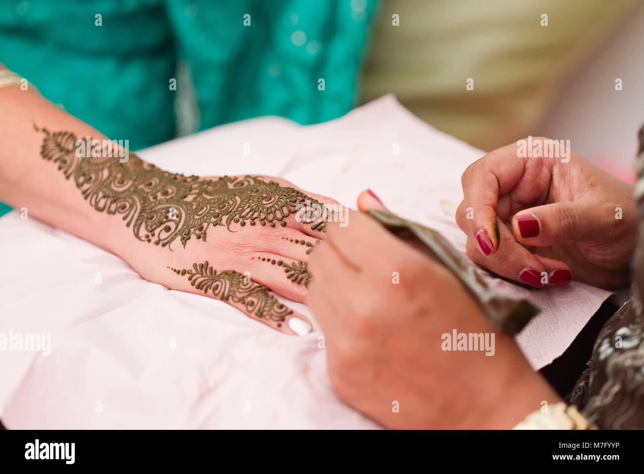 Modèles Mehndi sur main de mariée pour mariage sikh indien Banque D'Images