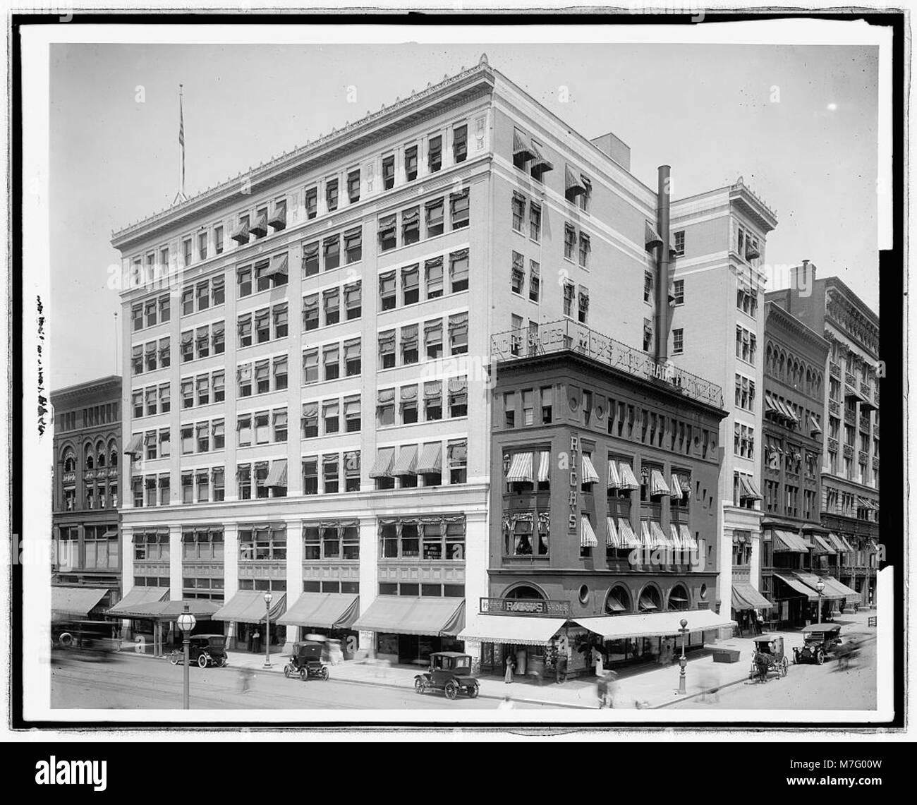 Une photographie de l'ancien magasin Woodward & Lothrop sur F Street à Washington, D.C. cette image capture le paysage commercial du début du XXe siècle et la conception architecturale du magasin. Banque D'Images