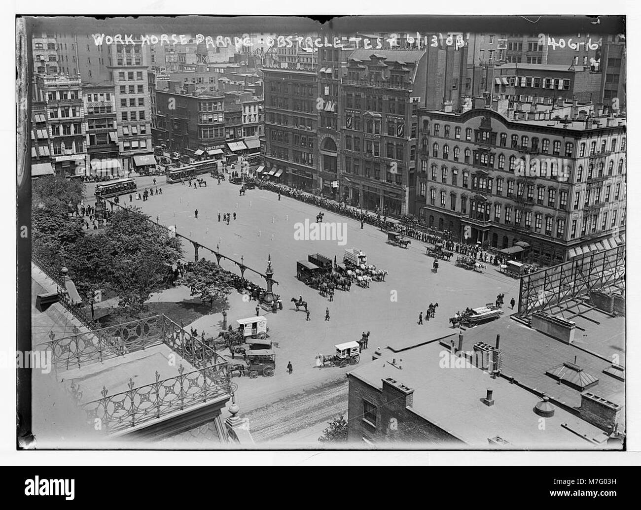 Vue aérienne de la Work Horse Parade à New York, présentant des chevaux participant à un test d'obstacles, reflétant les pratiques agricoles et de transport du début du XXe siècle. Banque D'Images
