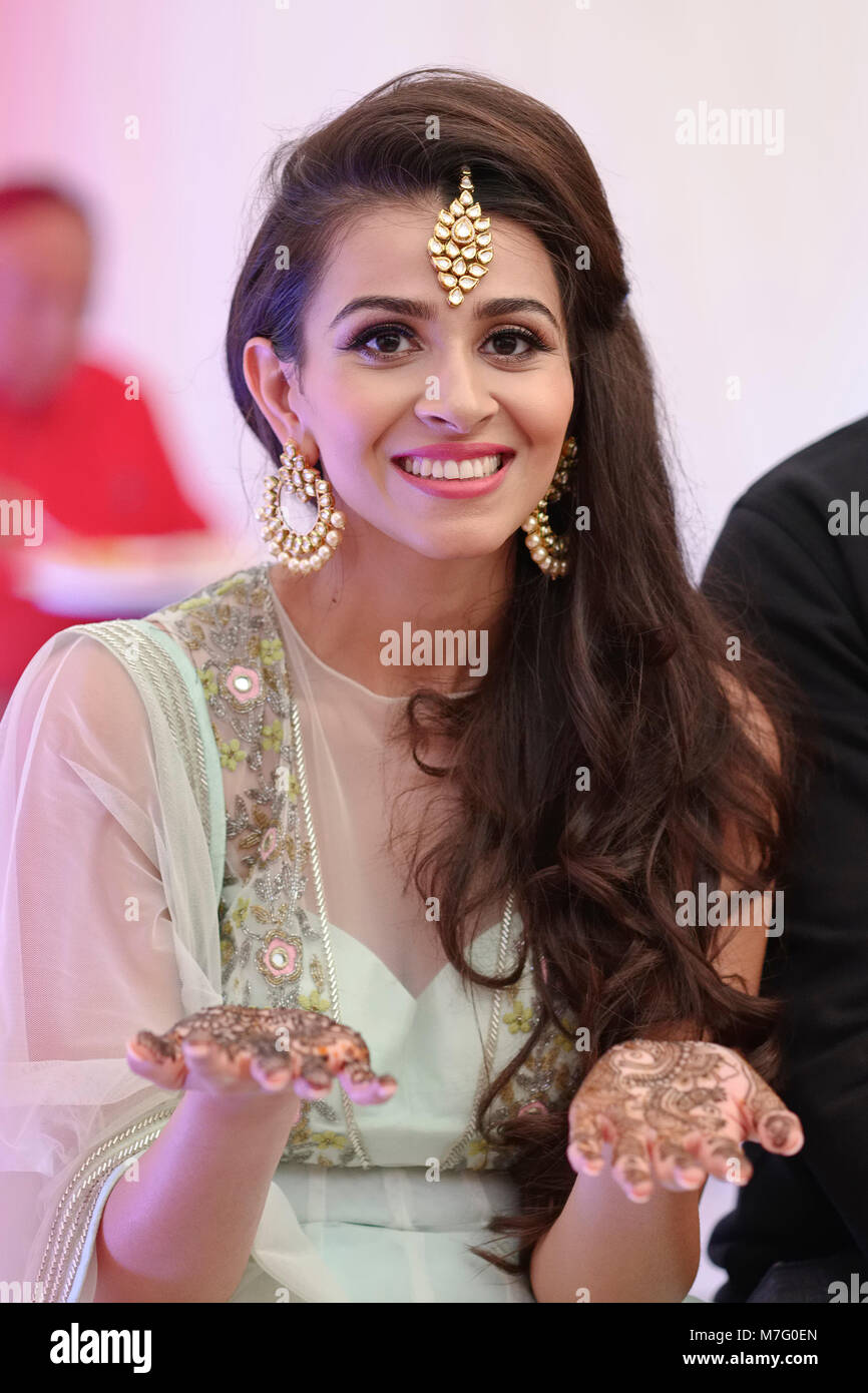 Modèles Mehndi sur les mains de mariage sikh indien guest Banque D'Images