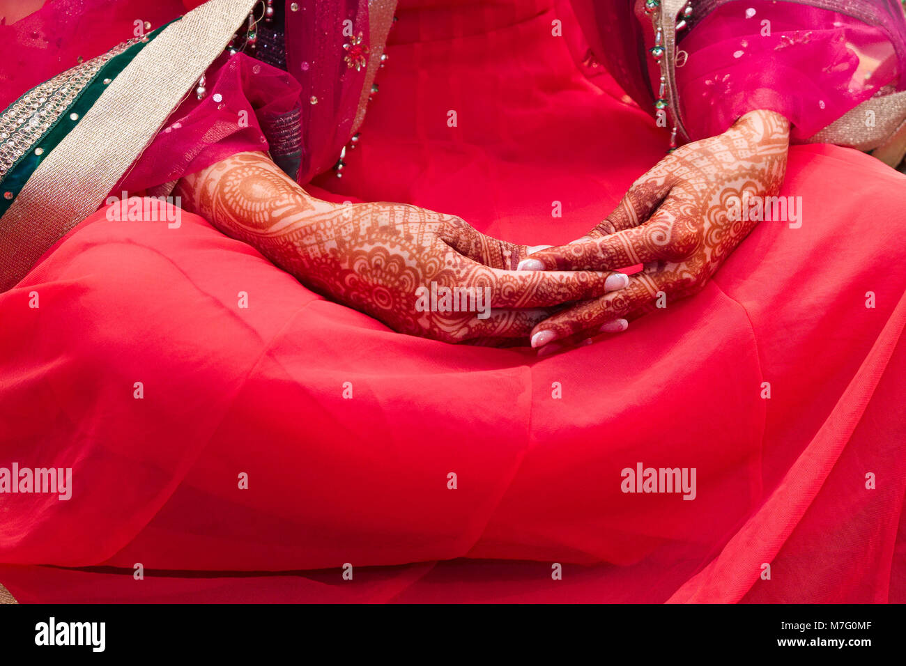 Modèles Mehndi sur les mains de mariée Sikh indien Banque D'Images