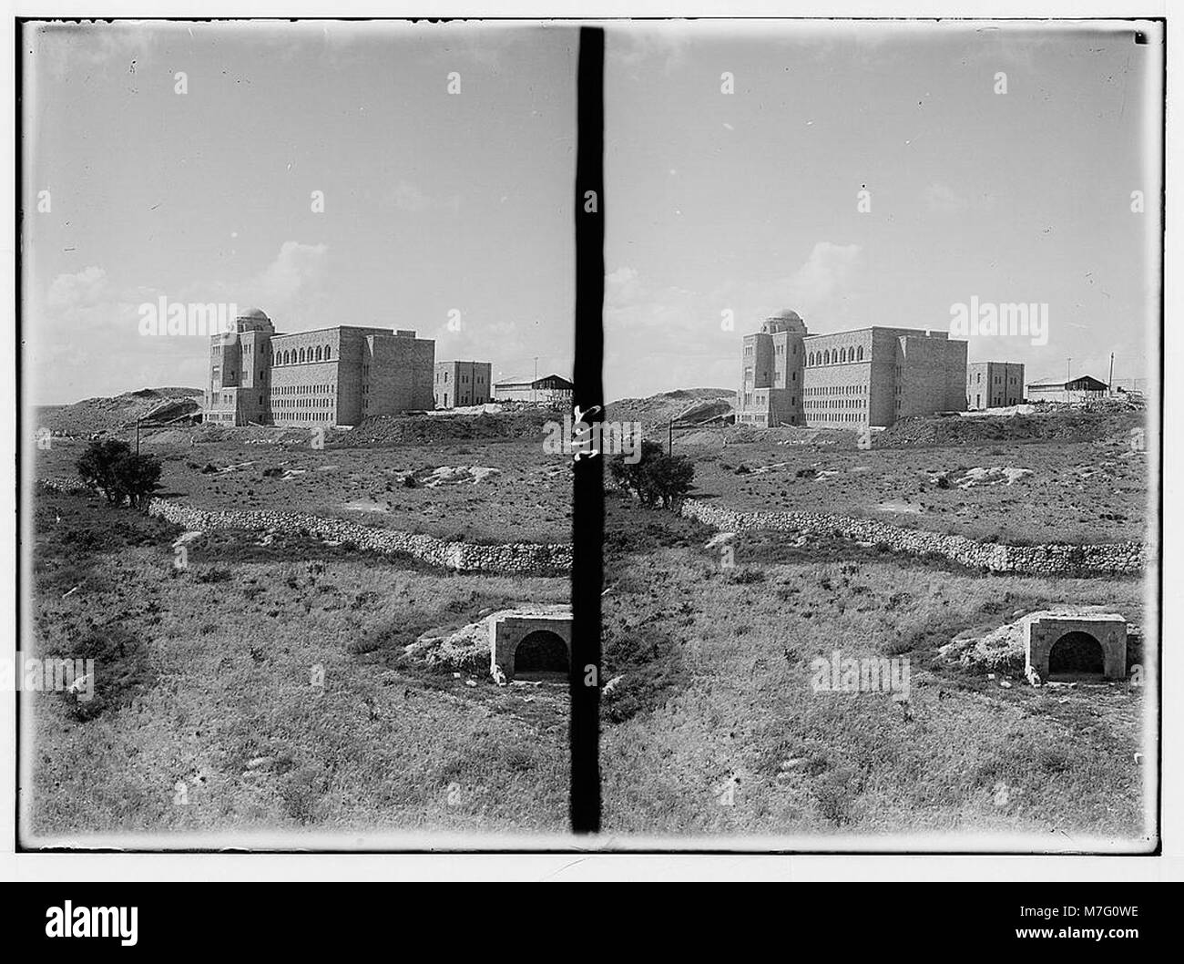 Une photographie documentant les activités sionistes en Palestine, près de la bibliothèque de l'Université hébraïque, capturant un moment important dans l'histoire de la colonisation et du mouvement juif. Banque D'Images
